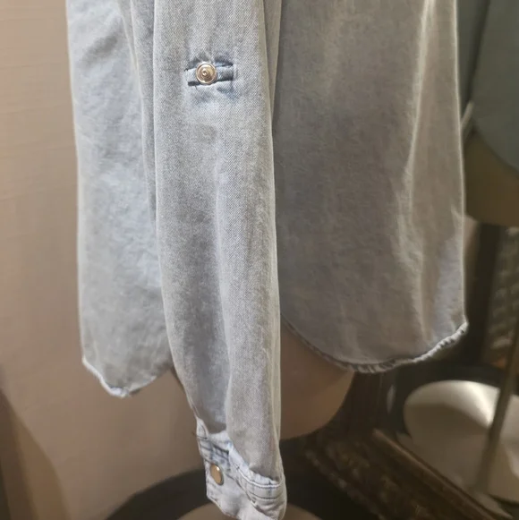 Jane & Delancey Light Wash Denim Button(snap)-Up Shirt. Sz Small. - Picture 8 of 8